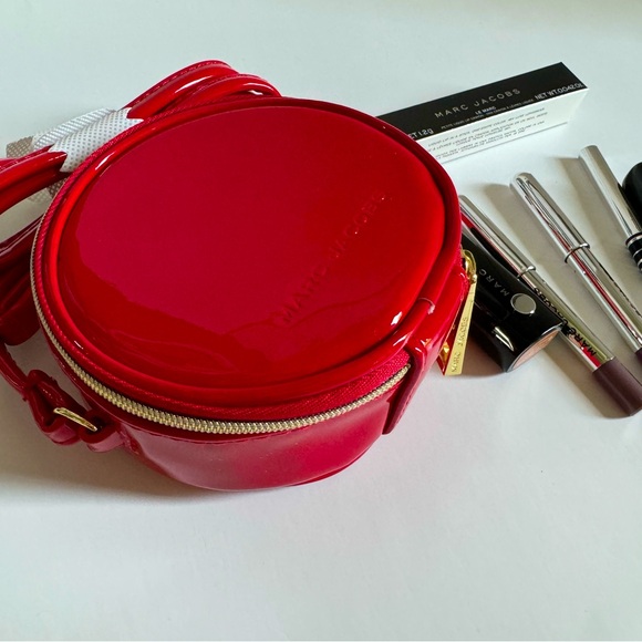 NWT- Marc Jacobs mini round bag with makeup set. - Picture 4 of 7